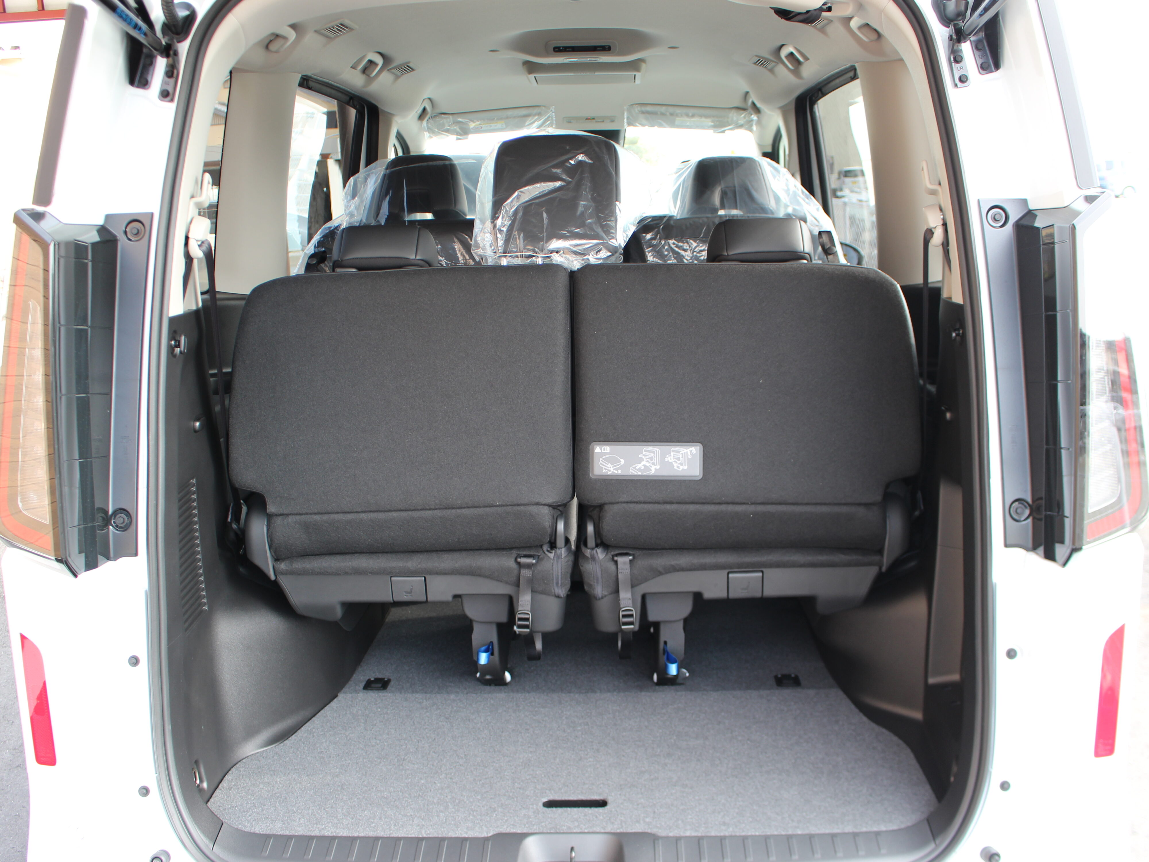 セレナ　ēパワー　ハイウェイスターV　8人乗り