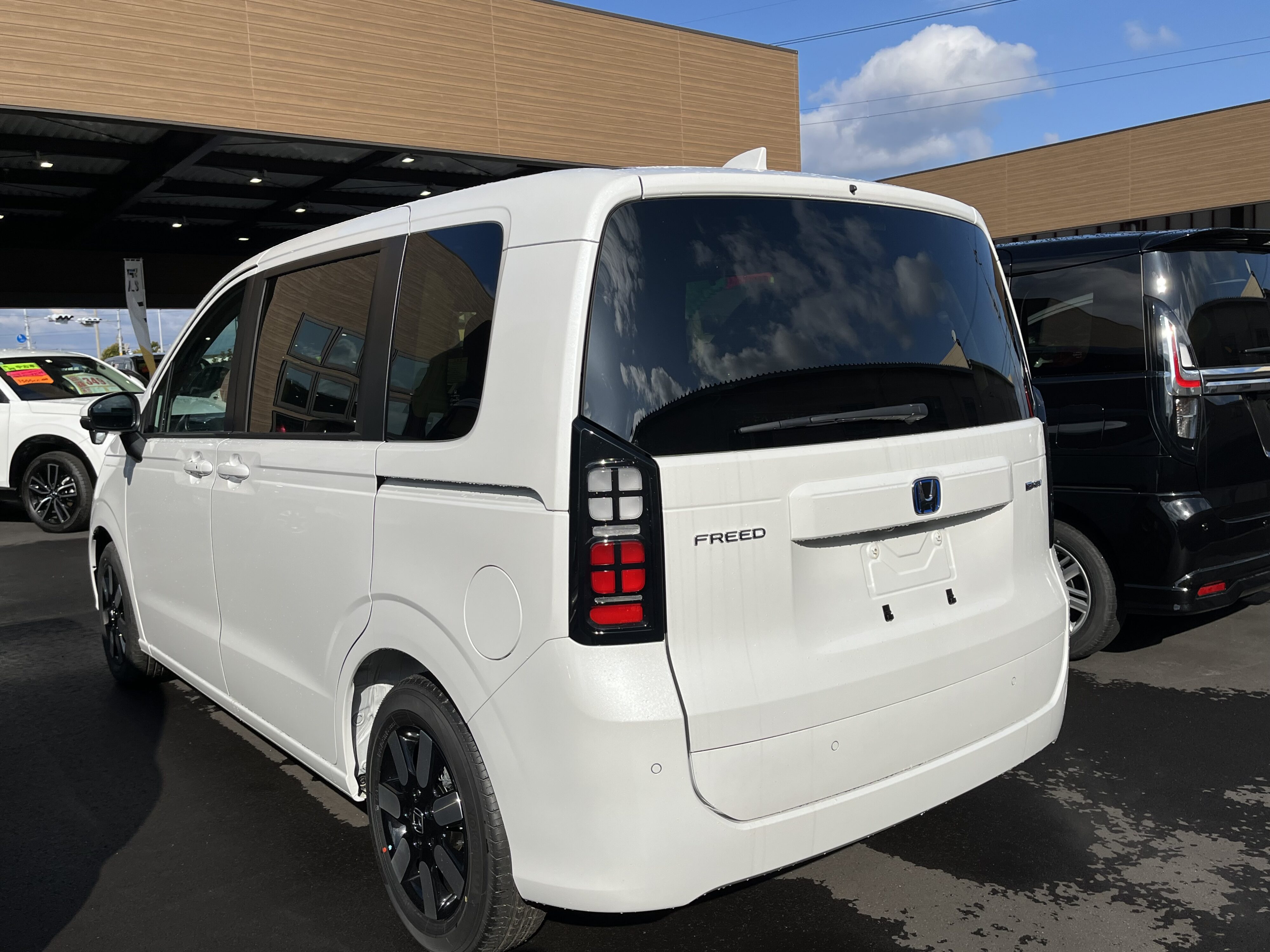 フリード　ｅ：HEV　AIR　EX　6人乗り