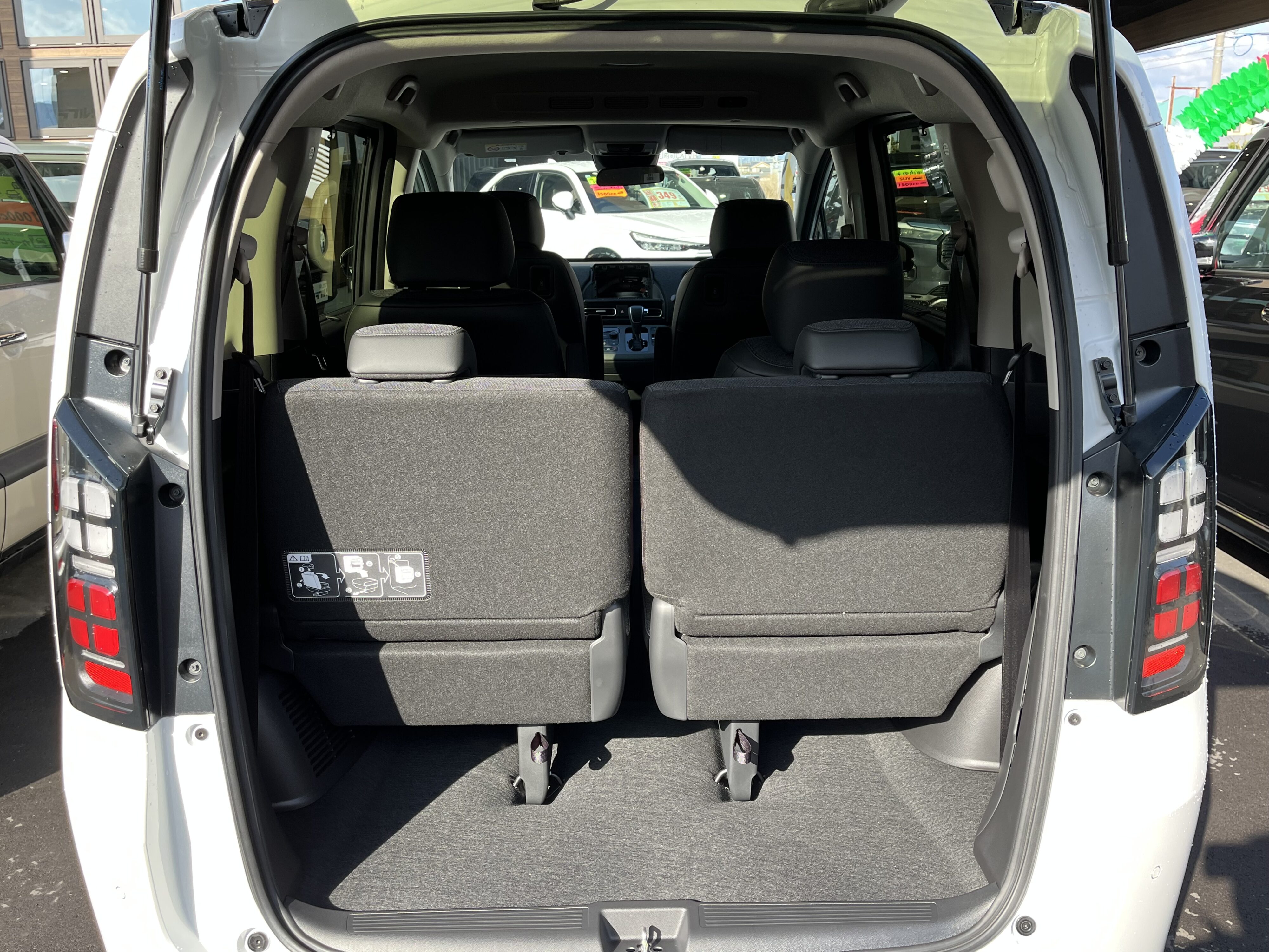 フリード　ｅ：HEV　AIR　EX　6人乗り