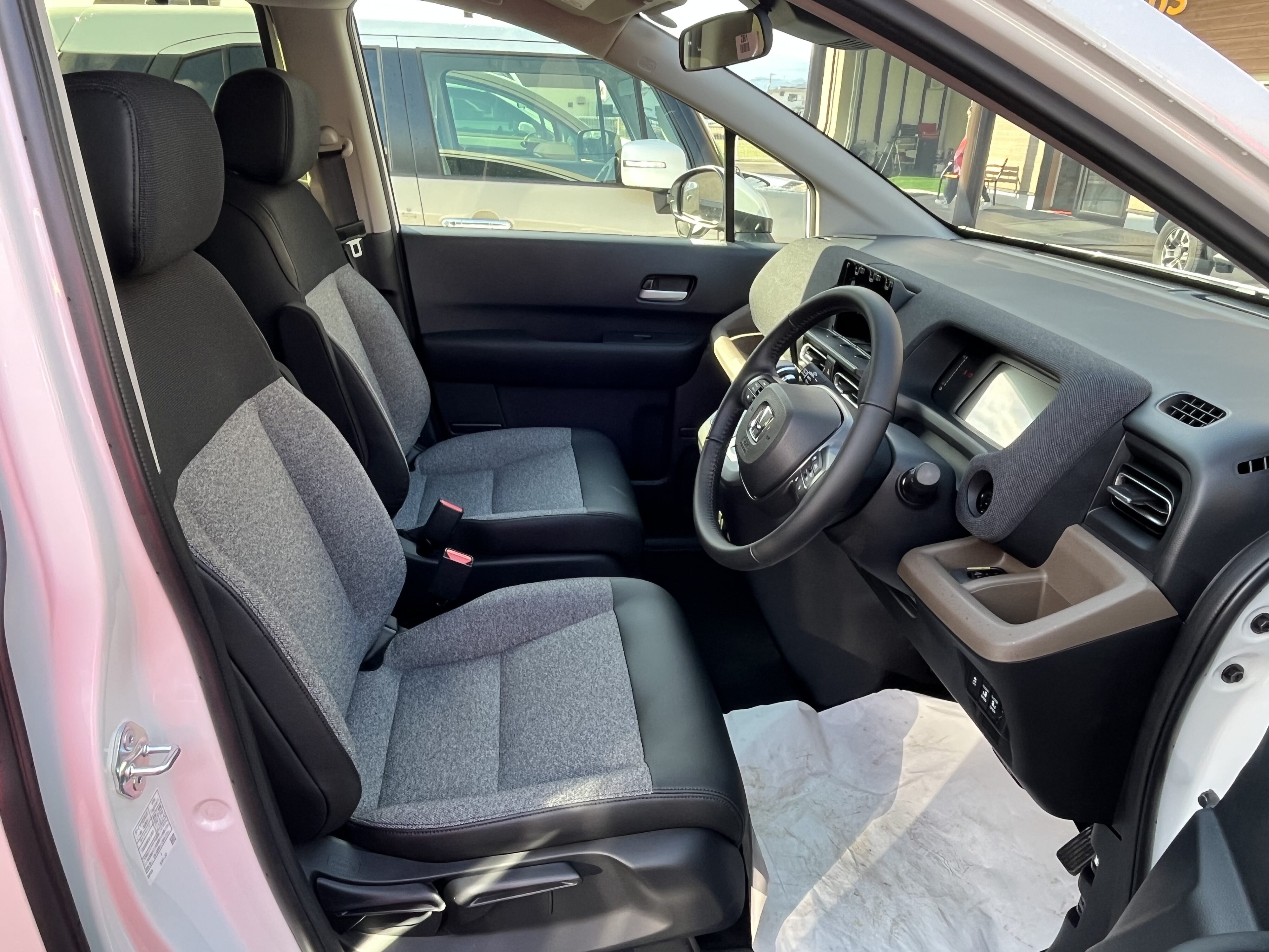 フリード　ｅ：HEV　AIR　EX　6人乗り