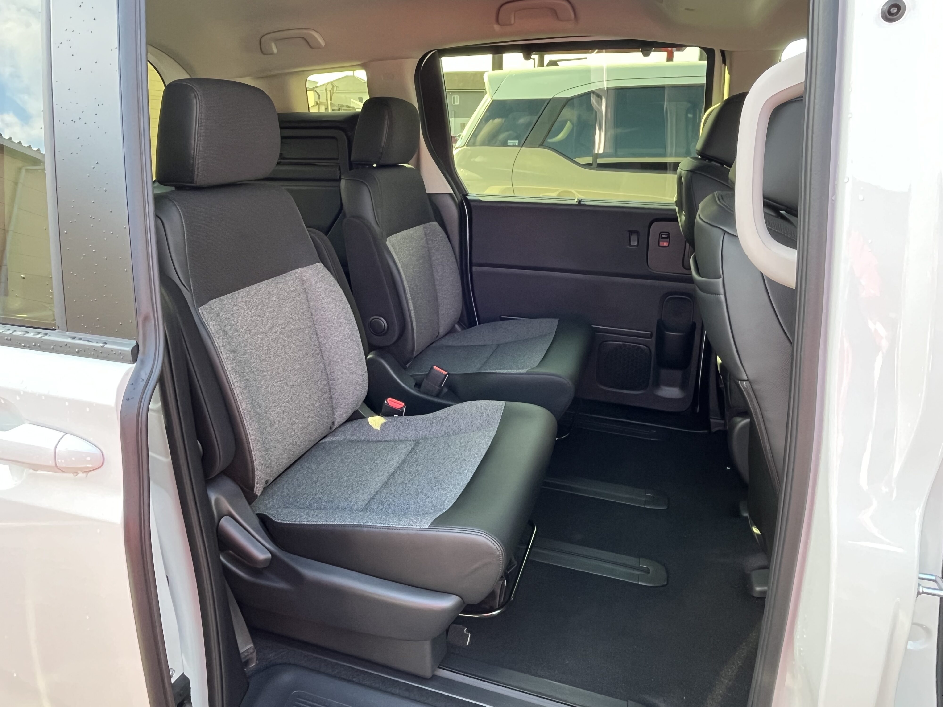 フリード　ｅ：HEV　AIR　EX　6人乗り