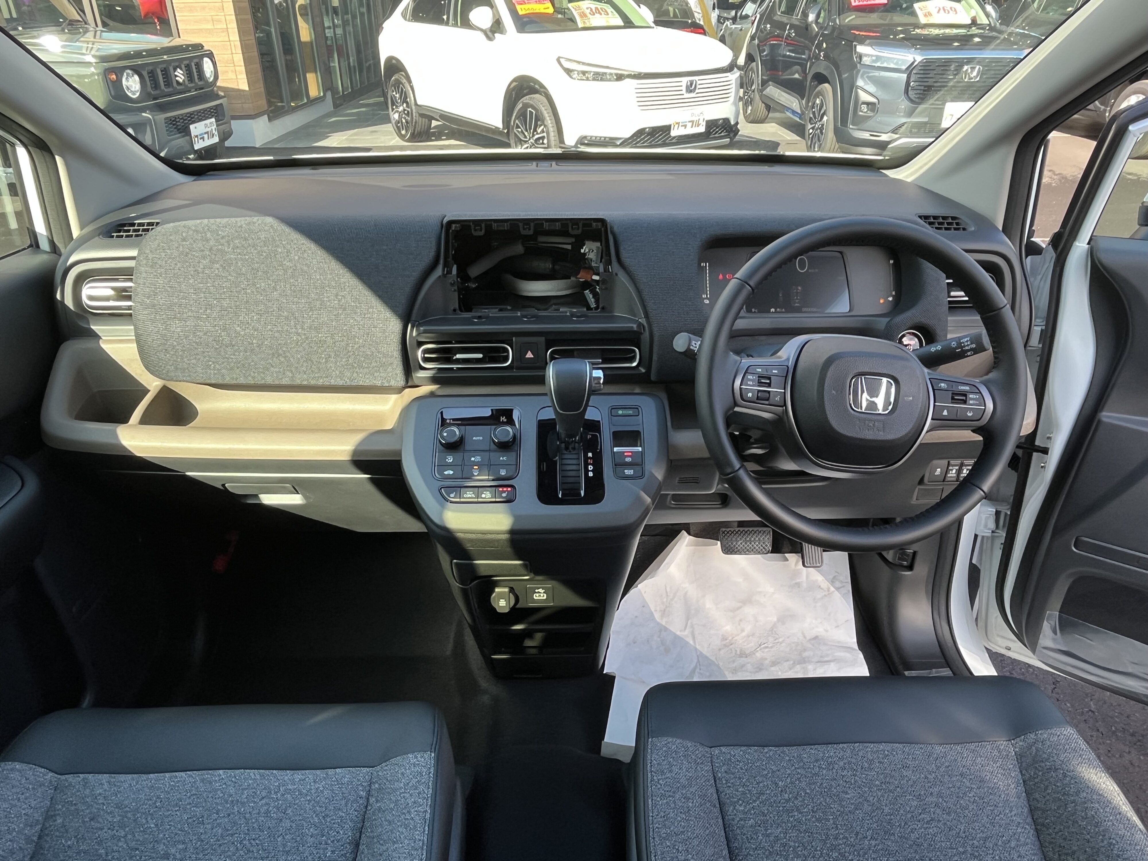 フリード　ｅ：HEV　AIR　EX　6人乗り